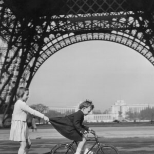 Towing on the Champ-de-Mars, Paris - Robert Doisneau