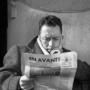 Albert Camus En Avant isimli gazeteyi okurken (1945)